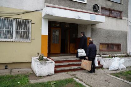 Parohia „Naşterea Domnului“ din Brăila a oferit daruri familiilor nevoiaşe – fotografia 8