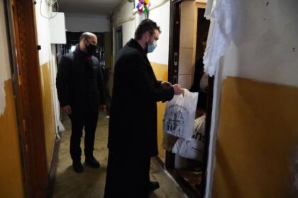 Parohia „Naşterea Domnului“ din Brăila a oferit daruri familiilor nevoiaşe – fotografia 9
