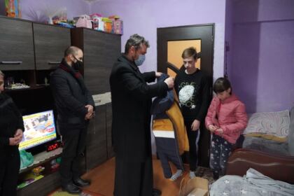 Parohia „Naşterea Domnului“ din Brăila a oferit daruri familiilor nevoiaşe – fotografia 10