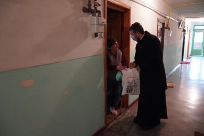 Parohia „Naşterea Domnului“ din Brăila a oferit daruri familiilor nevoiaşe – fotografia 14