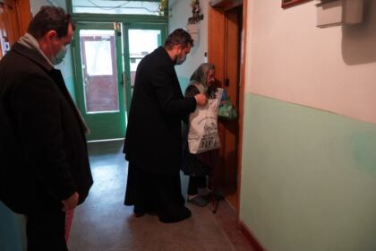 Parohia „Naşterea Domnului“ din Brăila a oferit daruri familiilor nevoiaşe – fotografia 15