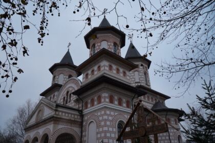 Ediţia a 7-a a activităţii social-filantropice „Bucuria de a dărui“ în Eparhia Dunării de Jos – fotografia 1