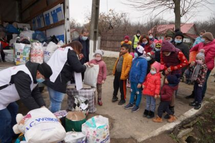 Ediţia a 7-a a activităţii social-filantropice „Bucuria de a dărui“ în Eparhia Dunării de Jos – fotografia 29