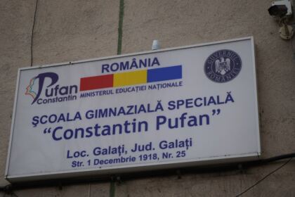 Copiii de la Şcoala Specială „Constantin Pufan“ din Galaţi au primit daruri din partea Arhiepiscopiei Dunării de Jos – fotografia 2