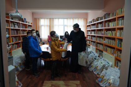 Copiii de la Şcoala Specială „Constantin Pufan“ din Galaţi au primit daruri din partea Arhiepiscopiei Dunării de Jos – fotografia 13