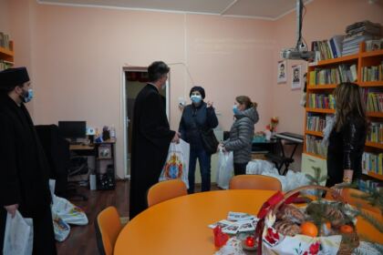 Copiii de la Şcoala Specială „Constantin Pufan“ din Galaţi au primit daruri din partea Arhiepiscopiei Dunării de Jos – fotografia 14