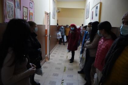 Copiii de la Şcoala Specială „Constantin Pufan“ din Galaţi au primit daruri din partea Arhiepiscopiei Dunării de Jos – fotografia 15