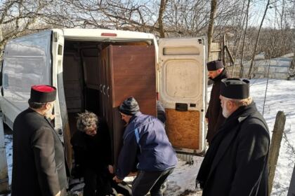 Încă o familie cu 10 copii în nordul judeţului Galaţi a primit sprijin din partea Arhiepiscopiei Dunării de Jos – fotografia 1