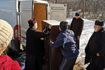 Încă o familie cu 10 copii în nordul judeţului Galaţi a primit sprijin din partea Arhiepiscopiei Dunării de Jos – fotografia 2