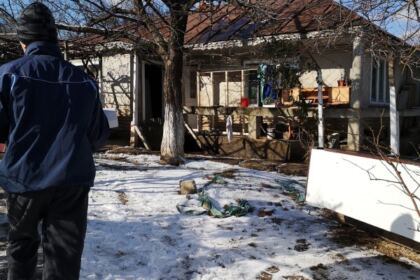 Încă o familie cu 10 copii în nordul judeţului Galaţi a primit sprijin din partea Arhiepiscopiei Dunării de Jos – fotografia 3