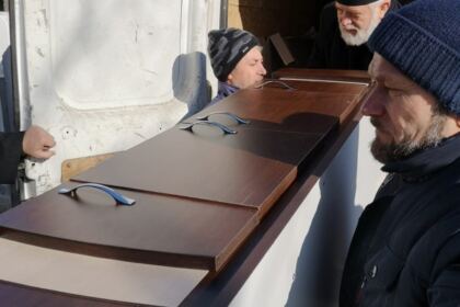 Încă o familie cu 10 copii în nordul judeţului Galaţi a primit sprijin din partea Arhiepiscopiei Dunării de Jos – fotografia 4