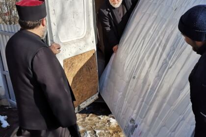 Încă o familie cu 10 copii în nordul judeţului Galaţi a primit sprijin din partea Arhiepiscopiei Dunării de Jos – fotografia 6
