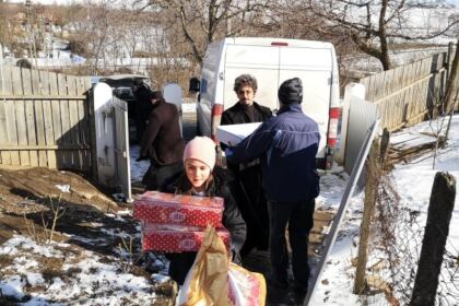 Încă o familie cu 10 copii în nordul judeţului Galaţi a primit sprijin din partea Arhiepiscopiei Dunării de Jos – fotografia 11