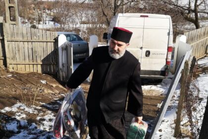 Încă o familie cu 10 copii în nordul judeţului Galaţi a primit sprijin din partea Arhiepiscopiei Dunării de Jos – fotografia 12