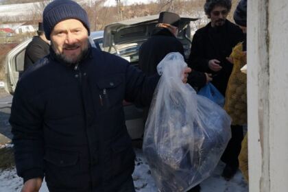 Încă o familie cu 10 copii în nordul judeţului Galaţi a primit sprijin din partea Arhiepiscopiei Dunării de Jos – fotografia 13