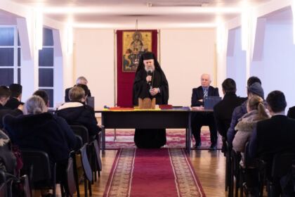 Poetul naţional Mihai Eminescu a fost omagiat de elevii Seminarului Teologic „Sfântul Apostol Andrei“ din Galaţi – fotografia 1