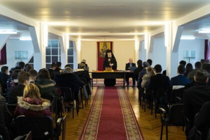 Poetul naţional Mihai Eminescu a fost omagiat de elevii Seminarului Teologic „Sfântul Apostol Andrei“ din Galaţi – fotografia 2