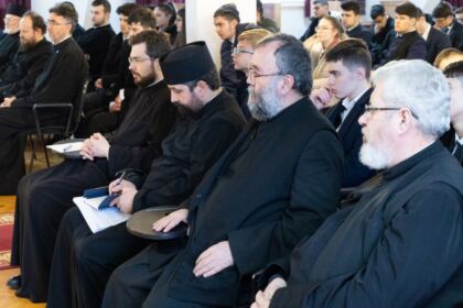 Poetul naţional Mihai Eminescu a fost omagiat de elevii Seminarului Teologic „Sfântul Apostol Andrei“ din Galaţi – fotografia 4