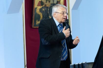 Poetul naţional Mihai Eminescu a fost omagiat de elevii Seminarului Teologic „Sfântul Apostol Andrei“ din Galaţi – fotografia 6
