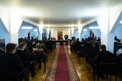 Poetul naţional Mihai Eminescu a fost omagiat de elevii Seminarului Teologic „Sfântul Apostol Andrei“ din Galaţi – fotografia 7