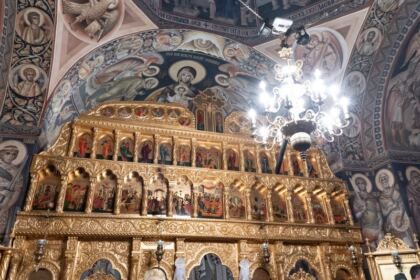 Poetul naţional Mihai Eminescu a fost omagiat de elevii Seminarului Teologic „Sfântul Apostol Andrei“ din Galaţi – fotografia 2