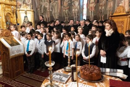 Poetul naţional Mihai Eminescu a fost omagiat de elevii Seminarului Teologic „Sfântul Apostol Andrei“ din Galaţi – fotografia 4