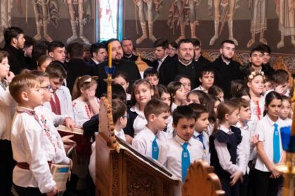 Poetul naţional Mihai Eminescu a fost omagiat de elevii Seminarului Teologic „Sfântul Apostol Andrei“ din Galaţi – fotografia 6