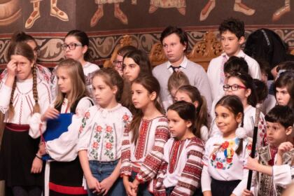 Poetul naţional Mihai Eminescu a fost omagiat de elevii Seminarului Teologic „Sfântul Apostol Andrei“ din Galaţi – fotografia 10