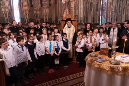 Poetul naţional Mihai Eminescu a fost omagiat de elevii Seminarului Teologic „Sfântul Apostol Andrei“ din Galaţi – fotografia 13