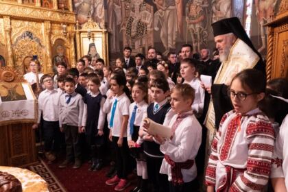 Poetul naţional Mihai Eminescu a fost omagiat de elevii Seminarului Teologic „Sfântul Apostol Andrei“ din Galaţi – fotografia 14