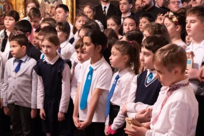 Poetul naţional Mihai Eminescu a fost omagiat de elevii Seminarului Teologic „Sfântul Apostol Andrei“ din Galaţi – fotografia 15