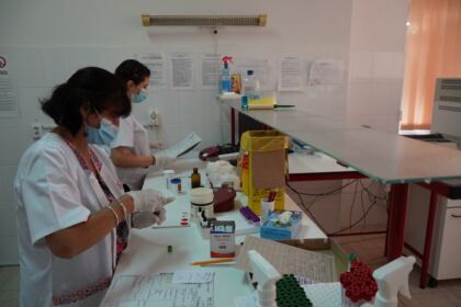 Preoţi şi credincioşi voluntari din Protopopiatul Tecuci au donat sânge la Galaţi – fotografia 6
