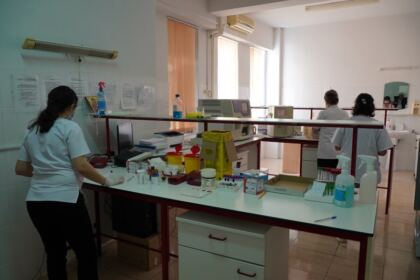 Preoţi şi credincioşi voluntari din Protopopiatul Tecuci au donat sânge la Galaţi – fotografia 9