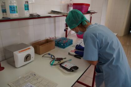 Preoţi şi credincioşi voluntari din Protopopiatul Tecuci au donat sânge la Galaţi – fotografia 11