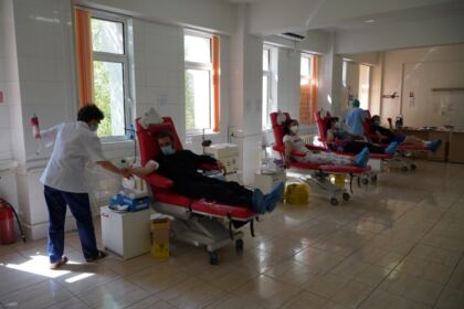 Preoţi şi credincioşi voluntari din Protopopiatul Tecuci au donat sânge la Galaţi – fotografia 15