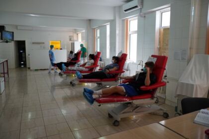 Preoţi şi credincioşi voluntari din Protopopiatul Tecuci au donat sânge la Galaţi – fotografia 16