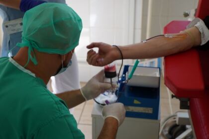 Preoţi şi credincioşi voluntari din Protopopiatul Tecuci au donat sânge la Galaţi – fotografia 17