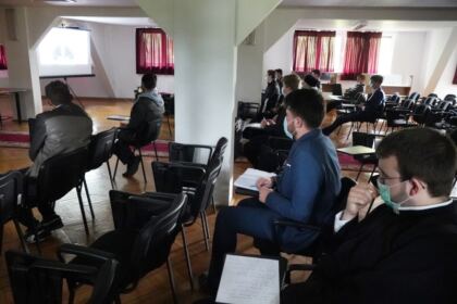 Elevii Seminarului Teologic „Sf. Andrei“ din Galaţi au început pregătirile pentru examenele naţionale – fotografia 15