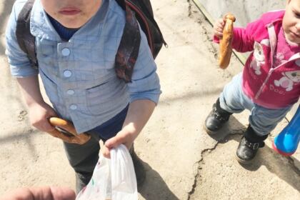 Daruri pentru familia cu 10 copii din localitatea Mălureni, județul Galați – fotografia 2