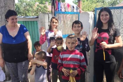 Daruri pentru familia cu 10 copii din localitatea Mălureni, județul Galați – fotografia 6
