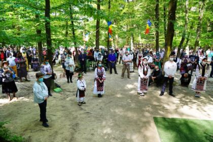Sărbătoarea Preasfintei Treimi în pădurea Buciumenilor – fotografia 17