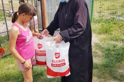 Parohia „Sfânta Cuvioasă Parascheva“ din Galați continuă ajutorarea persoanelor nevoiașe – fotografia 12