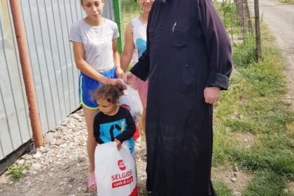Parohia „Sfânta Cuvioasă Parascheva“ din Galați continuă ajutorarea persoanelor nevoiașe – fotografia 13