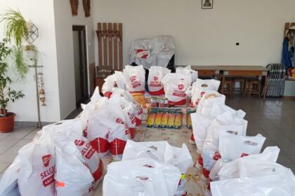 Parohia „Sfânta Cuvioasă Parascheva“ din Galați a oferit un nou ajutor persoanelor nevoiașe – fotografia 6