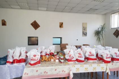 Parohia „Sfânta Cuvioasă Parascheva“ din Galați a oferit un nou ajutor persoanelor nevoiașe – fotografia 7