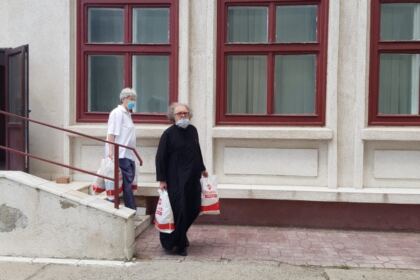 Parohia „Sfânta Cuvioasă Parascheva“ din Galați a oferit un nou ajutor persoanelor nevoiașe – fotografia 9