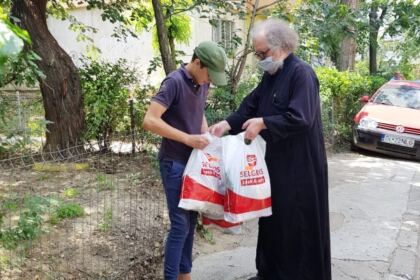 Parohia „Sfânta Cuvioasă Parascheva“ din Galați a oferit un nou ajutor persoanelor nevoiașe – fotografia 12