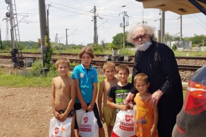 Parohia „Sfânta Cuvioasă Parascheva“ din Galați a oferit un nou ajutor persoanelor nevoiașe – fotografia 14