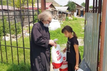 Parohia „Sfânta Cuvioasă Parascheva“ din Galați a oferit un nou ajutor persoanelor nevoiașe – fotografia 17