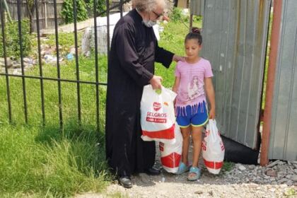 Parohia „Sfânta Cuvioasă Parascheva“ din Galați a oferit un nou ajutor persoanelor nevoiașe – fotografia 18